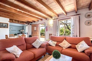 Een open haard en een dvd-speler