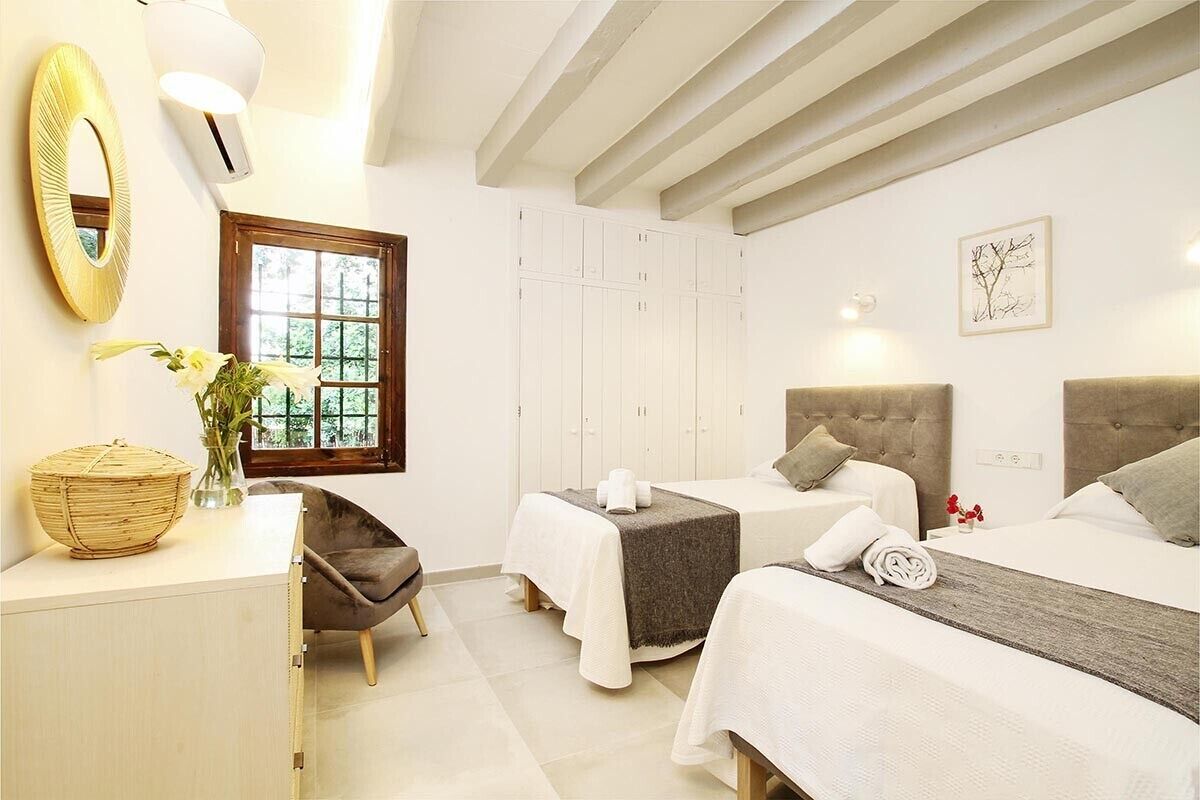 4 bedrooms, iron/ironing board, free WiFi, bed sheets