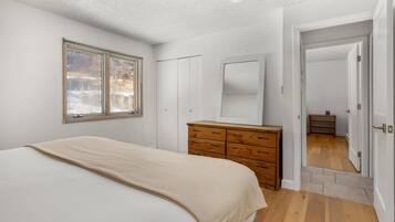 2 bedrooms, laptop workspace, iron/ironing board, free WiFi