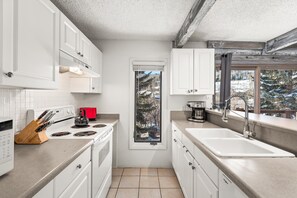 Appart'hôtel, 2 chambres | Cuisine privée | Réfrigérateur, four, cafetière/bouilloire, grille-pain