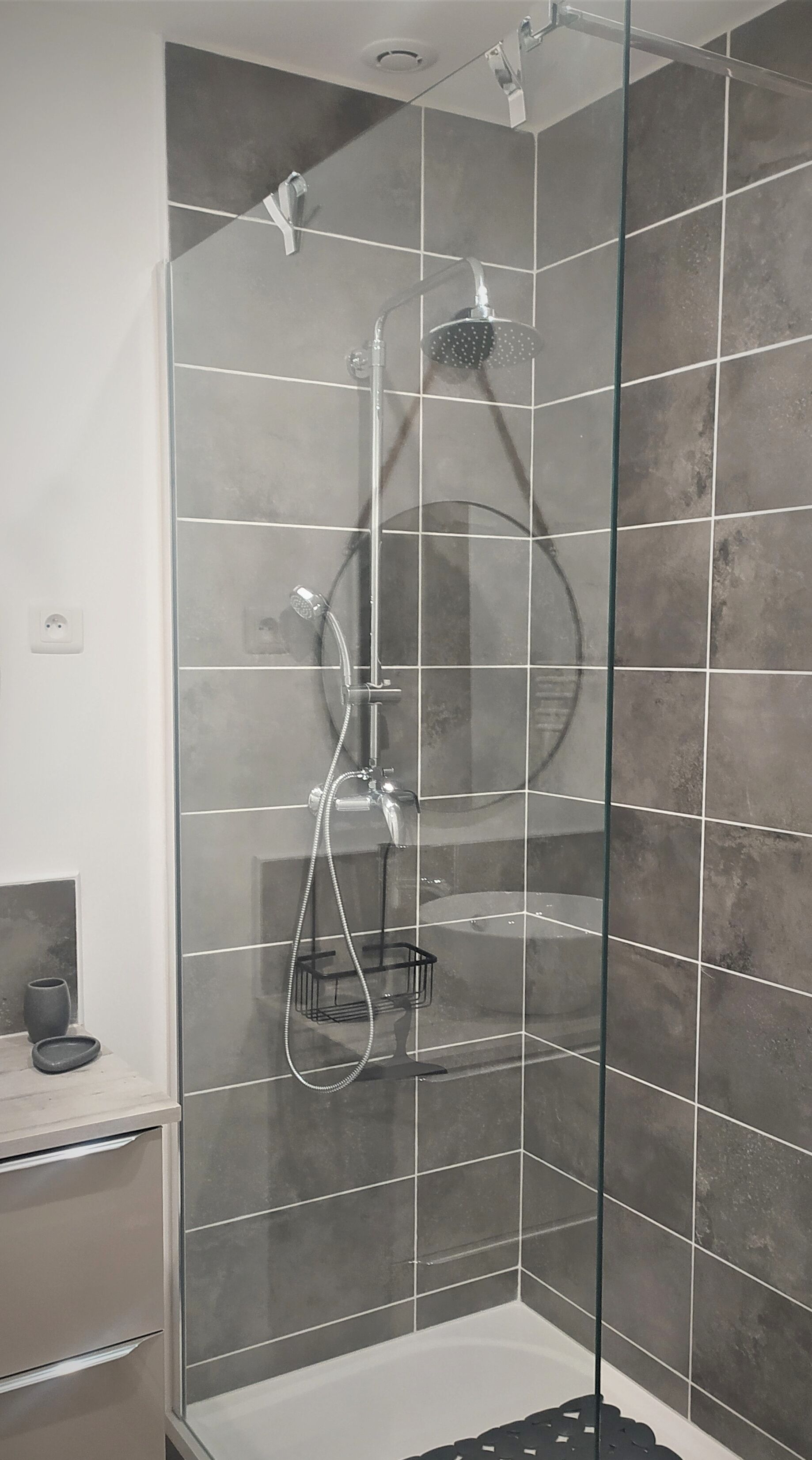 Douche, douche à « effet pluie », savon, shampoing