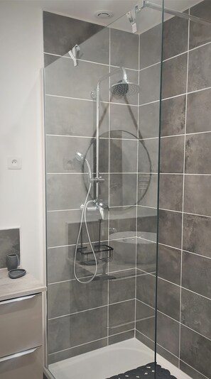Doccia, soffione a pioggia, sapone, shampoo