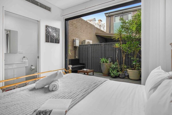 Iron/ironing board, Internet, bed sheets