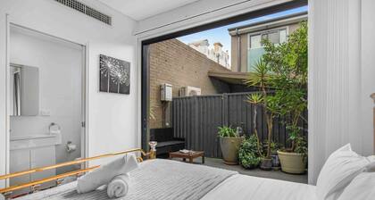 A Private Garage Suite in Forest Lodge