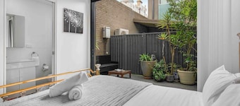 A Private Garage Suite in Forest Lodge