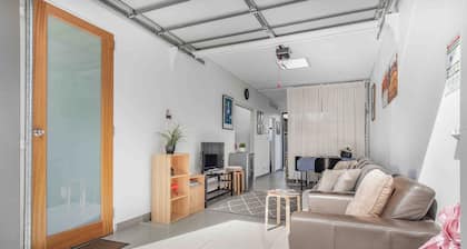 A Private Garage Suite in Forest Lodge