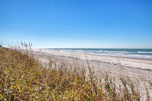 Beach nearby - 1-min walk from beach! 4-bed house w/ beach gear (Indian Rocks Beach)