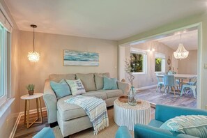 TV - 1-min walk from beach! 4-bed house w/ beach gear (Indian Rocks Beach)