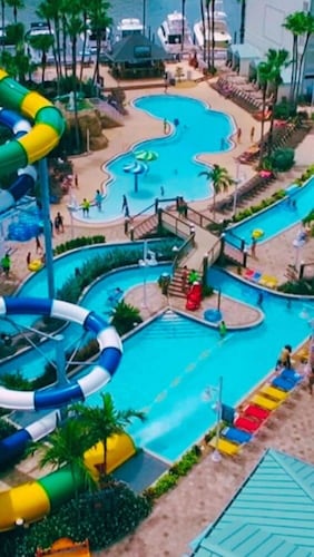 BEST Location! Very close to beach, dining, shops & pubs. Pet-friendly