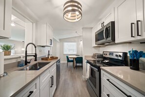 Fridge, microwave, oven, stovetop - 1-min walk from beach! 4-bed house w/ beach gear (Indian Rocks Beach)