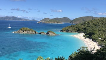 Plage, chaises longues, serviettes de plage