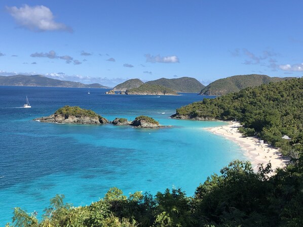 Sulla spiaggia, lettini da mare, teli da spiaggia