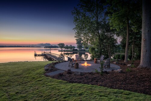 Beautiful Lakefront Home - Huge Views