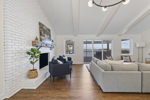 Älytelevisio, takka, kirjoja