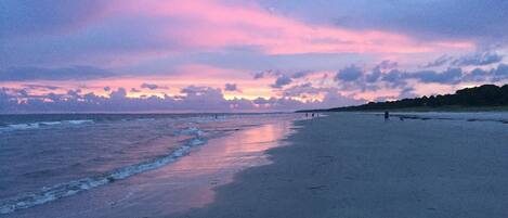Beach nearby, sun loungers, beach towels