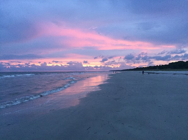 Beach nearby, sun-loungers, beach towels