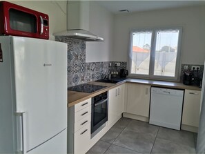 Een koelkast, een microgolfoven, een oven, een kookplaat