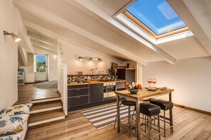 Villa Exclusive | Cucina privata | Frigorifero con congelatore, microonde, forno, piano cottura