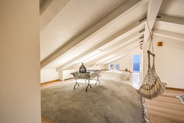 Exclusive-Villa | Wohnbereich | 12-Zoll-Flachbildfernseher mit Satellitenempfang, Fernseher, DVD-Player