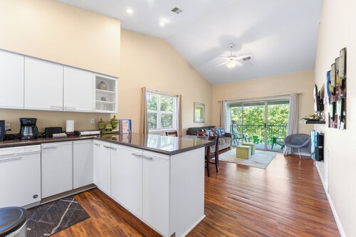 Quaint and Cozy, Holiday Hills 2 Bedroom Condo. You won't ever want to leave!
