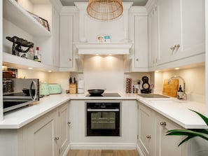 Fridge, microwave, oven, toaster - Charming Luxe 1-Bed by Highbury Fields & Tube - Pass the Keys (London)