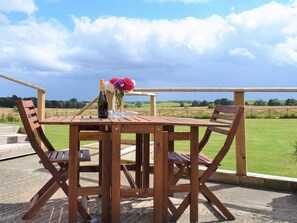 Outdoor dining - 1 bedroom accommodation in Tynely, near Embleton (Tynely, near Embleton)