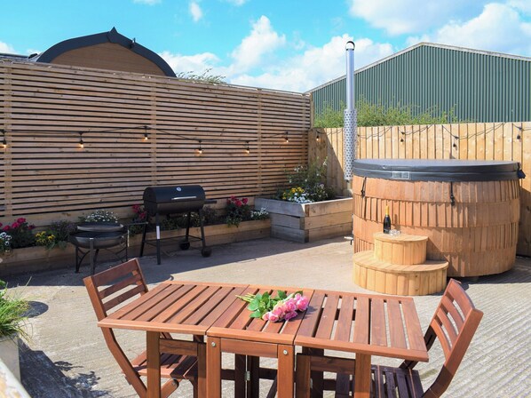 Outdoor dining - 1 bedroom accommodation in Tynely, near Embleton (Tynely, near Embleton)
