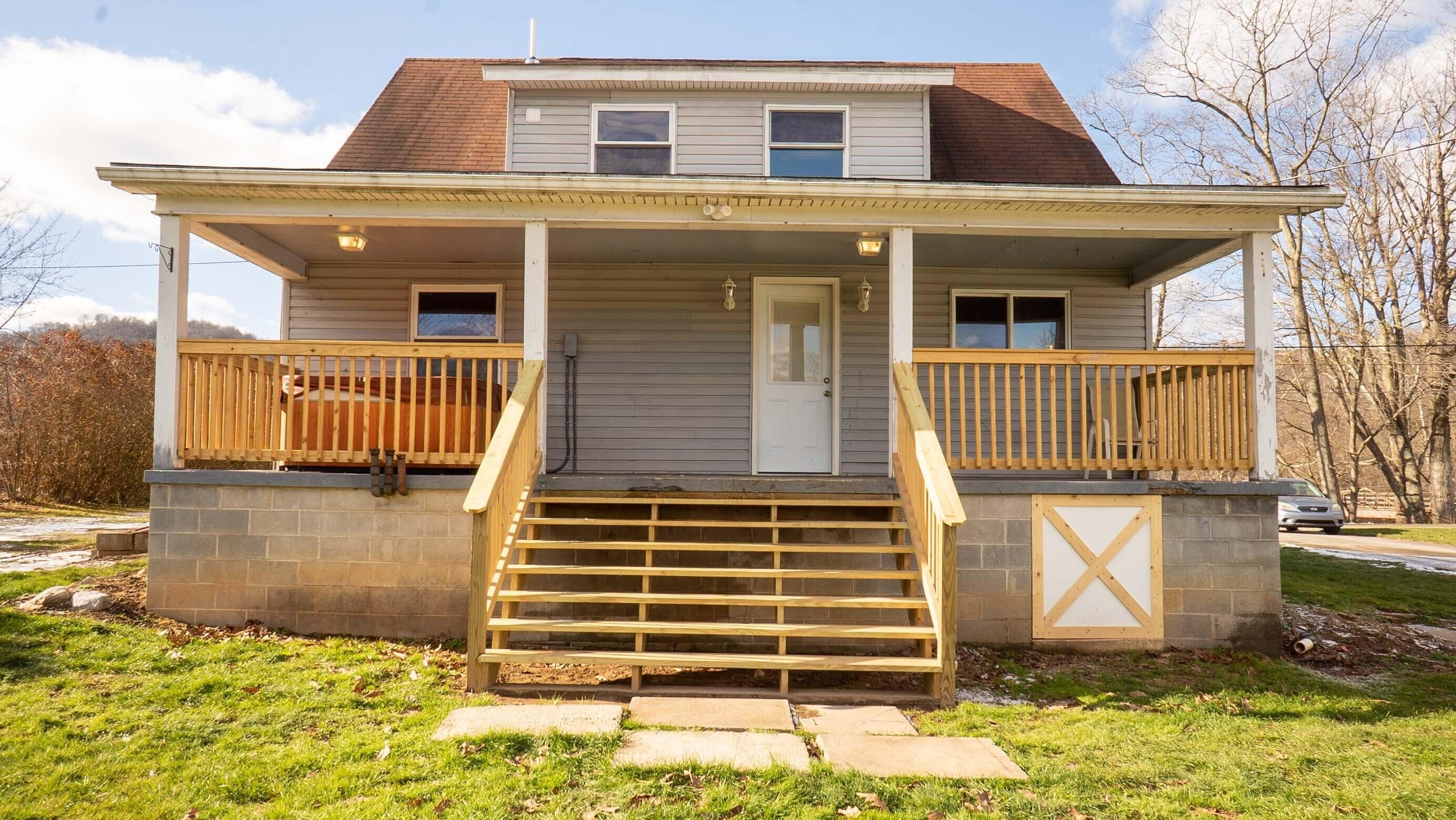 Riverside Cottage | 3BR,2BA, Hot Tub, Direct River Access!