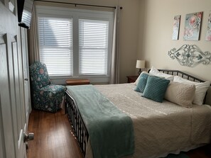 2 bedrooms, iron/ironing board, free WiFi, bed sheets - The Farmhouse at Wolfehaven (Asheville)