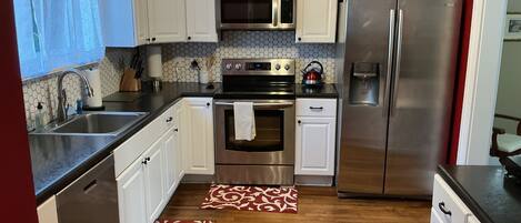 Refrigerador, microondas, horno y parrilla de estufa