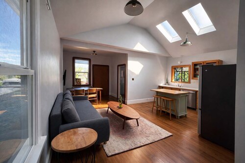 Charming Vintage 2BR Apartment in Oakland