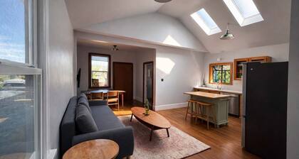Charming Vintage 2BR Apartment in Oakland