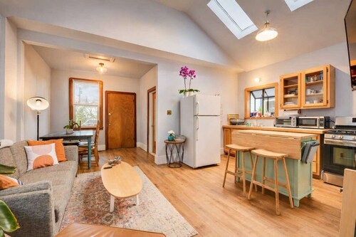 Charming Vintage 2BR Apartment in Oakland