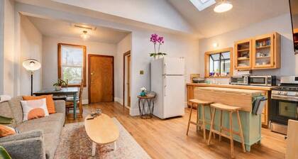 Charming Vintage 2BR Apartment in Oakland