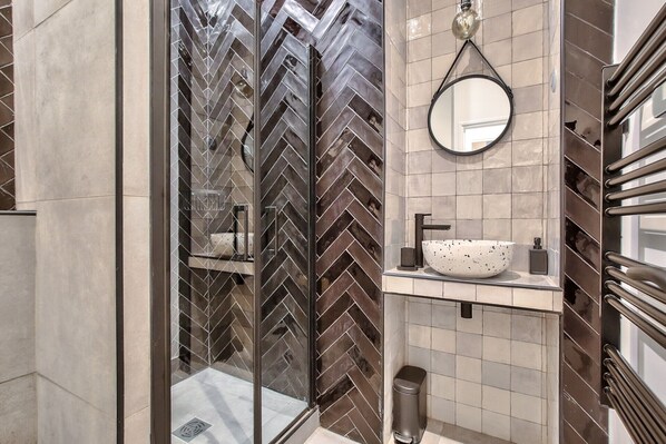 Douche, séchoir à cheveux, serviettes fournies, savon