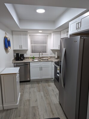 Kylskåp, mikrovågsugn, ugn och spishäll