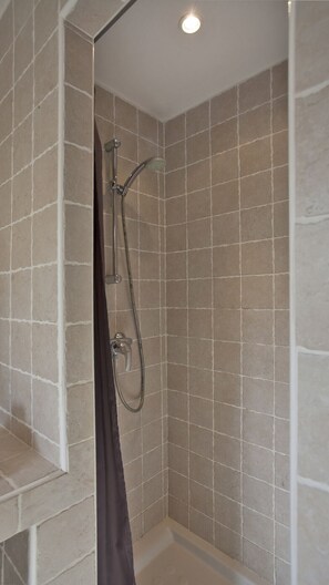 Een douche, een haardroger, handdoeken