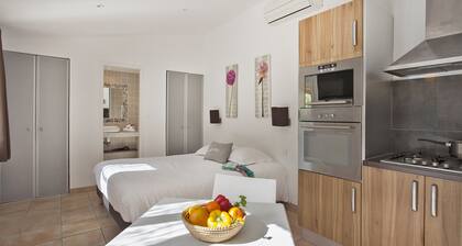 Amarylis Ă Calvi : location 2 pers. avec clim, jardin, piscine et barbecue