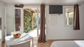 1 bedroom, iron/ironing board, travel crib, WiFi - Amarylis à Calvi : location 2 pers. avec clim, jardin, piscine et barbecue (Calvi)