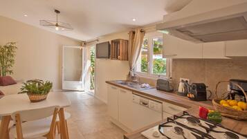 雪櫃、微波爐、焗爐、爐具