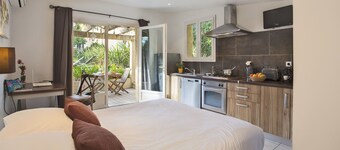 minivilla lilas indépendante à Calvi avec jardin et piscine, jardin et bbq