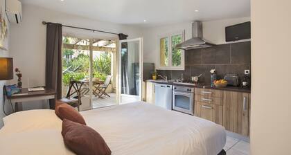 minivilla lilas indépendante à Calvi avec jardin et piscine, jardin et bbq