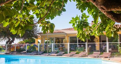 minivilla lilas indépendante à Calvi avec jardin et piscine, jardin et bbq