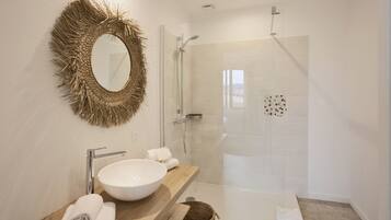 Shower, hair dryer, towels