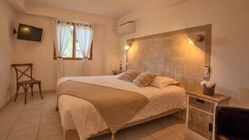 2 bedrooms, iron/ironing board, travel cot, WiFi