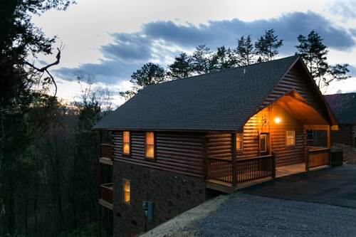 LUXURY CABIN IN THE WOODS! Theatre, Hot Tub,Pool Table,1 mile to Pkwy,Free wi-fi