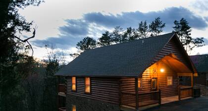 LUXURY CABIN IN THE WOODS! Theatre, Hot Tub,Pool Table,1 mile to Pkwy,Free wi-fi