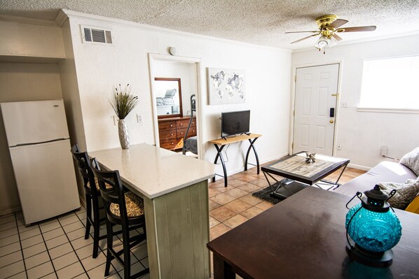 TV - 🌟 Central Automobile Alley 🌟 Walkable80 🌟 WIFI 🌟 (Oklahoma City)
