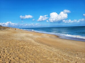 Perto da praia, espreguiçadeiras