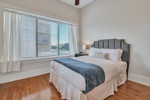 4 dormitorios, tabla de planchar con plancha, cuna de viaje